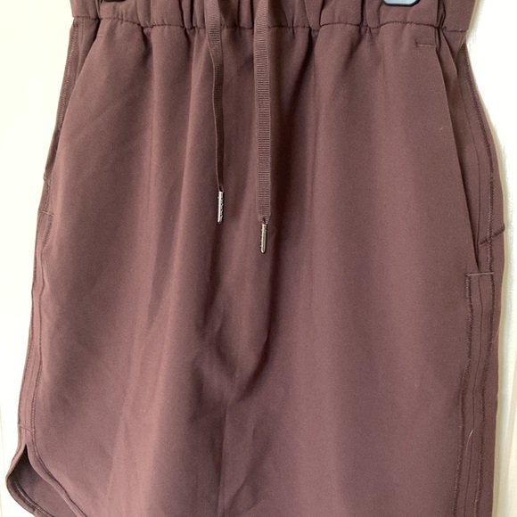 EUC lululemon On the Fly skirt. Drawstring, pockets, wrinkle-free. Size 2 - Picture 4 of 9